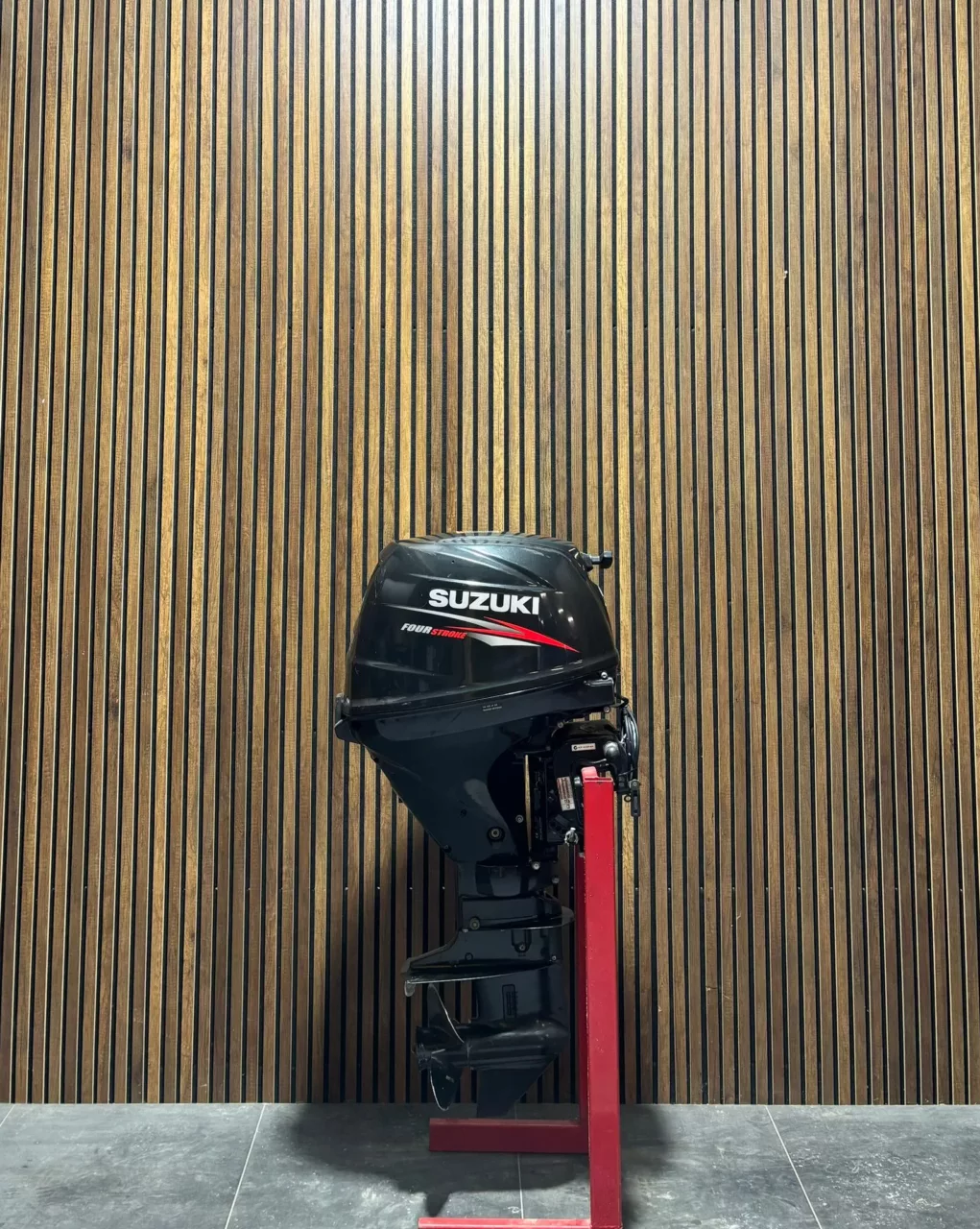 suzuki-25-pk-efi-69504-1021x1280-2.webp 2015 Suzuki 25 HP EFI outboard engine. - Image 1