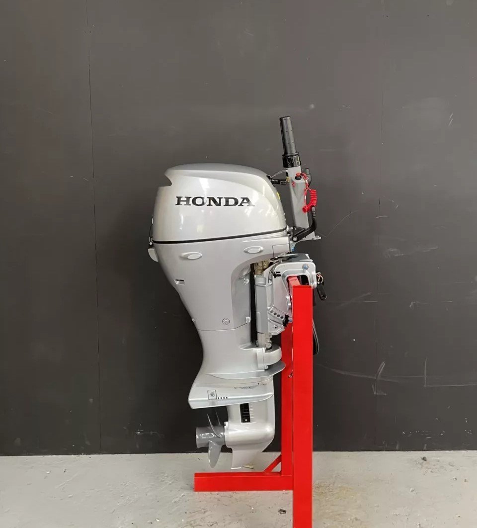 honda-8-pk-51922-960x1280-2hhhhhhhhh.jpg 2002 Honda 8 HP BF8 SHU outboard engine. - Image 1